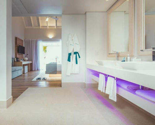 carana-beach-hotel-chalet-bathroom carana-beach-hotel-chalet-bathroom