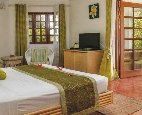 cerf-island-resort-villa.bedroom-balcony erf-island-resort-villa.bedroom-balcony