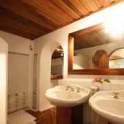 chauve-souris-relais-suite-bathroom chauve-souris-relais-suite-bathroom
