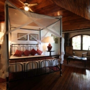 chauve-souris-relais-suite-bedroom-1 chauve-souris-relais-suite-bedroom-1