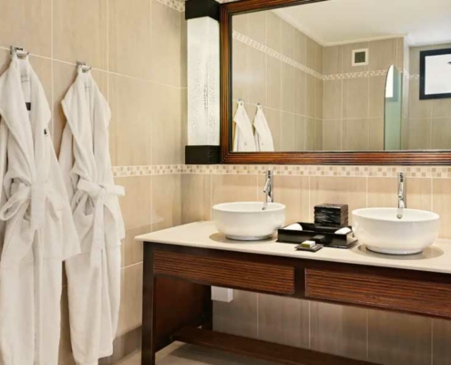 doubletree-hilton-seychelles-standard-room-bathroom doubletree-hilton-seychelles-standard-room-bathroom