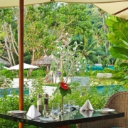 kempinski-seychelles-resort-cafe-lazare-tables kempinski-seychelles-resort-cafe-lazare-tables