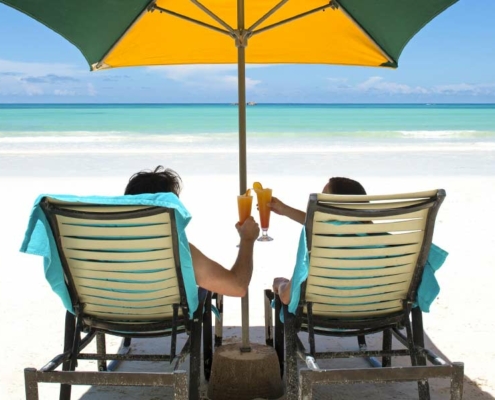 acajou-beach-resort-praslin-guest-with-cocktail acajou-beach-resort-praslin-guest-with-cocktail
