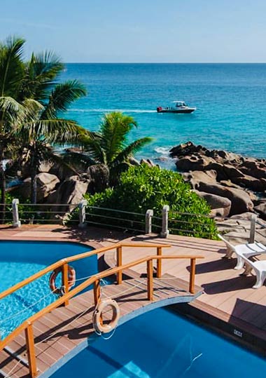 Patatran-Village-Hotel-heroimage-pool-mobile